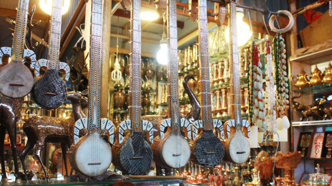 Những nhạc cụ truyền thống của người Duy Ngô Nhĩ được bán tại chợ Bazaar ở thành phố Kashgar.