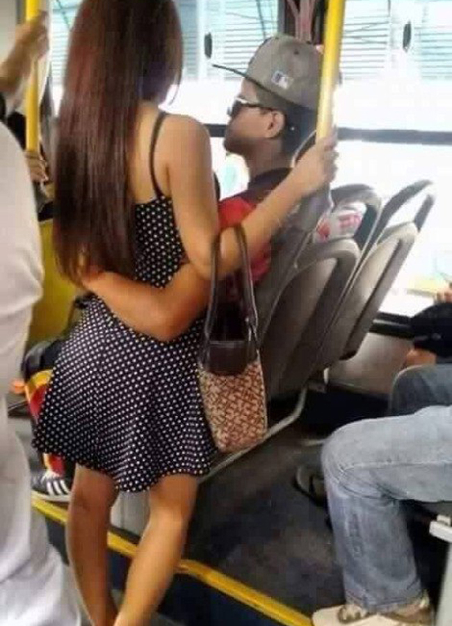 Lại gần đây anh &#34;đỡ&#34; cho khỏi ngã nào.