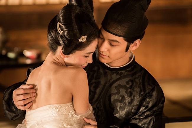 Trong phim, bà xã Huỳnh Hiểu Minh có cơ hội khoe tấm lưng trần ngọc ngà bên bạn mỹ nam xứ Hàn - Kim Bum.
