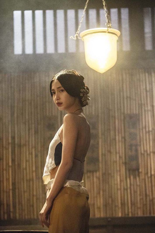 Angelababy quyến rũ với áo yếm trên màn ảnh.