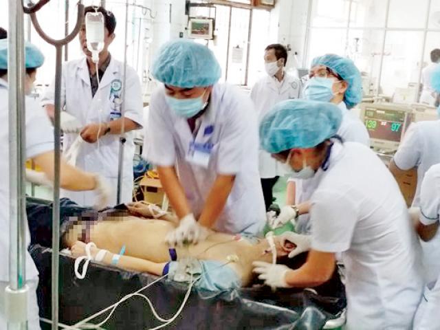 Phút cấp cứu nạn nhân TNGT bị nhiễm HIV ở Kon Tum