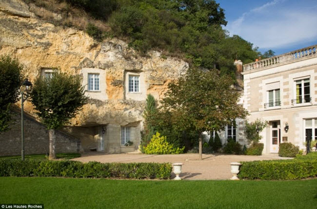 Les Hautes Roches, Pháp: Khách sạn là một trang viên từ thế kỷ thứ 18 được xây dựng trên vách núi. Công trình có 14 phòng với hướng nhìn ra sông Loire.