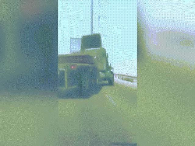 Video: Hai xe tải “đại chiến”, đâm nhau văng khỏi cầu