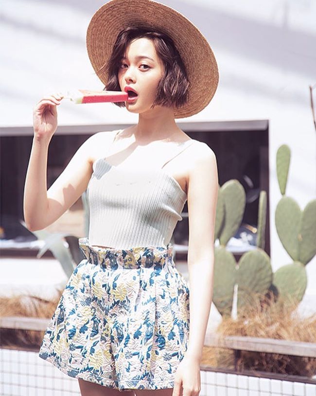 Gương mặt xinh đẹp như búp bê cùng phong cách thời trang ấn tượng đã&nbsp;giúp Tina trở thành người mẫu tuổi teen đắt show nhất nhì xứ hoa anh đào dù chỉ cao 1m63.&nbsp;