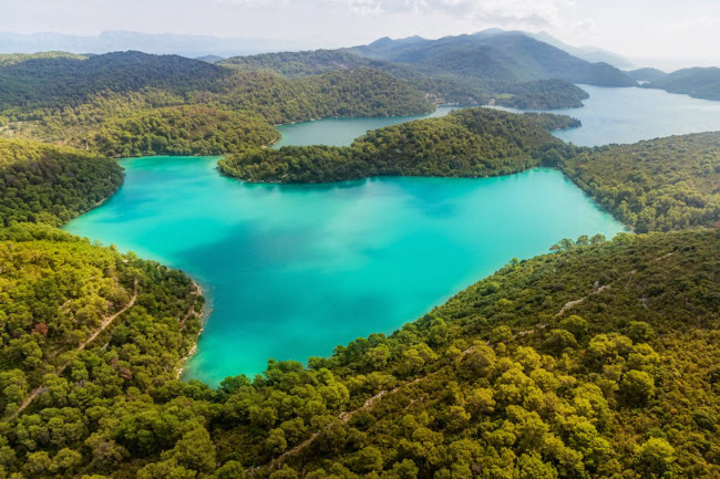 Mljet, Croatia: Với số dân khoảng 1.100 người, hòn đảo Mljet là một thiên đường yên tĩnh. Khoảng 90% diện tích của hòn đảo được bao phủ bởi rừng và một vườn quốc gia lớn ở đây là địa điểm lý tưởng cho hoạt động đi bộ ngắm cảnh.