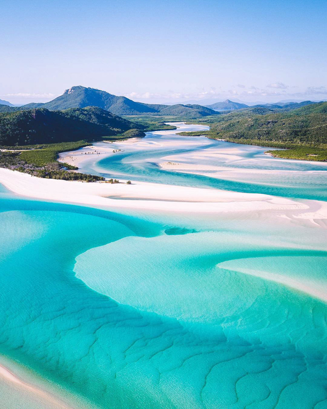 2. Vịnh biển ẩn giữa những ngọn đồi Hill Inlet: Quần đảo Whitsundays nổi tiếng với bãi biển Whitehaven với làn nước trong xanh như pha lê và bãi cát trắng nhất thế giới, nhưng ít ai biết Hill Inlet ở cuối phía bắc của bãi biển có vẻ đẹp ngoạn mục đến thế nào. Để chụp được tấm hình ưng ý nhất, hãy trèo lên một trong những ngọn đồi rải rác bao quanh bãi cát trắng uốn mình mềm mại của vịnh.