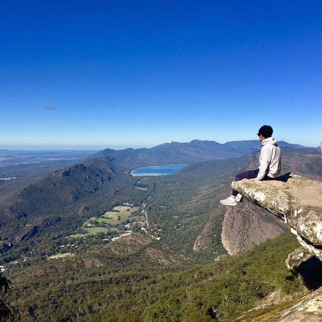 6. Đài Boroka Lookout:&nbsp;Không dành cho người sợ độ cao, nhưng nếu bạn muốn thử thách bản thân, những bức ảnh hoành tráng sẽ là phần thưởng tuyệt vời không gì sánh được. Trạm quan sát Boroka Lookout thuộc vườn quốc gia Grampians này là nơi có tầm nhìn đẹp nhất. Không cần đi bộ, du khách hoàn toàn có thể tới đây bằng ô tô.