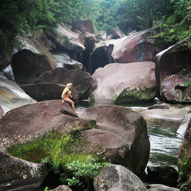 7. Hồ thiên nhiên Babinda Boulders:&nbsp;Nằm gần ngôi làng Babinda, bao quanh bởi trảng rừng mưa xanh mướt tầm mắt, hồ thiên nhiên này thu hút hàng nghìn du khách tới đây nghỉ mát mỗi năm.
