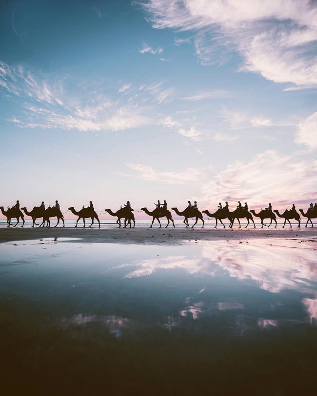 11. Thị trấn Broome:&nbsp;Tới thăm nơi đây, nhất định bạn không thể bỏ lỡ trải nghiệm cảm giác cưỡi lạc đà ngắm hoàng hôn trên bãi biển Cable.