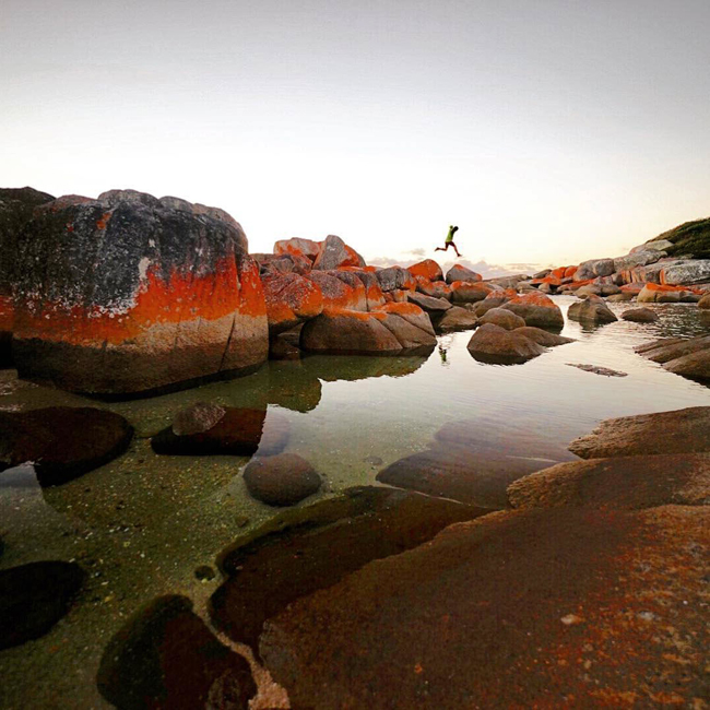 19. Vịnh lửa Bay of Fires:&nbsp;Bãi biển Bay of Fires thuộc Tasmania được tạo nên bởi những bờ cát trắng mịn, làn nước biển xanh lam trong vắt và những tảng đá đỏ granit kỳ dị sừng sững. Nơi đây đẹp nhất lúc hoàng hôn và bình minh, khi ánh nắng mặt trời tạo nên những cảnh sắc rực rỡ kỳ lạ, cơ hội tuyệt vời cho những bức ảnh ngoạn mục.