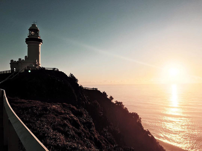 24. Tháp hải đăng Cape Byron Lighthouse:&nbsp;Bryon nổi danh là chốn thiên đường trên mặt đất phải ghé thăm của những người đam mê dịch chuyển. Đứng trên ngọn hải đăng xa xôi nhất này, bạn sẽ được ngắm toàn cảnh biển đẹp lộng lẫy, quan sát những đàn cá voi, cá heo cư ngụ ở đây, cơ hội không thể bỏ qua để chụp những tấm ảnh để đời.