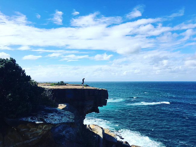 31. Cung đường uốn khúc từ Bondi tới Bronte: Bãi biển Bondi có thể là nơi tụ hội của những người đam mê lướt sóng và mọi khách du lịch trên thế giới khi tới thăm thành phố này, nhưng hãy bỏ qua bãi biển đông nghẹt đó và dạo trên con đường ven biển từ Bondi tới Bronte, nơi bạn có thể ngắm nhìn những con sóng khổng lồ đổ vào bãi cát mênh mông.