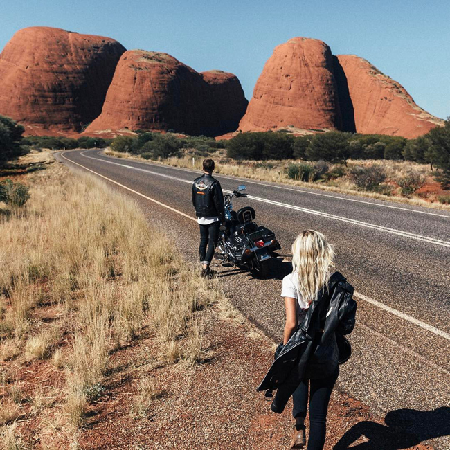 34. Vườn quốc gia Uluru-Kata Tjuta: Núi đá khổng lồ Uluru nơi đây nhìn từ xa như một con thú khổng lồ đang nằm nghỉ trên một mặt đất,&nbsp; Từ sáng sớm đến lúc chạng vạng tối, màu sắc ánh sáng bao phủ ngọn núi đá liên tục thay đổi rực rỡ luân phiên, khiến ngọn núi với biệt danh ”ngũ sắc độc thạch sơn” đặc biệt mang vẻ hùng vĩ, tráng lệ.
