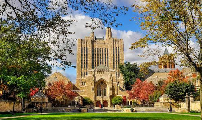 3. Đại học Yale ở New Haven không chỉ được biết đến là 1 trong những trường có lịch sử lâu đời mà còn là nơi đào tạo ra những chính trị gia, doanh nhân nổi tiếng, trong đó có cựu Tổng thống Mỹ George W. Bush. 69% sinh viên xuất thân từ những gia đình giàu có với thu nhập hàng năm vào khoảng 120.000USD trở lên.
