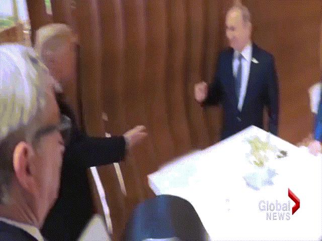 Vì sao Trump bắt tay Putin theo cách đặc biệt này?
