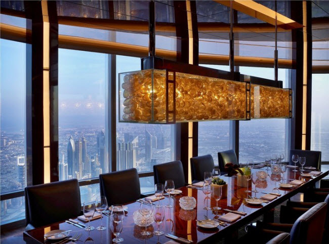 At.mosphere, Dubai: Nhà hàng này nằm trên tòa nhà chọc trời Burj Khalifa ở thành phố Dubai. Tại đây, thực khách có thể thưởng thức bữa tối trong khi ngắm phong cảnh tuyệt đẹp dọc vịnh Ả Rập.