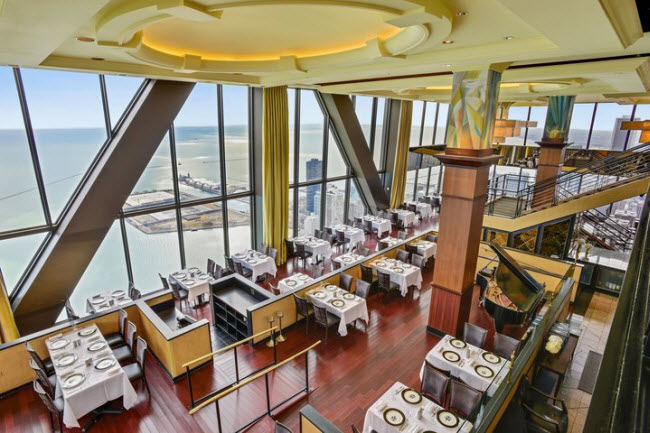 Signature Room, Mỹ: Từ nhà hàng Signature Room trên tầng 95 của tòa nhà chọc trời tại thành phố Chicago, thực khách có thể ngắm cảnh hồ Michigan cũng như ánh sáng thành phố về đêm. Nhà hàng phục vụ bữa nửa buổi, trưa và tối.