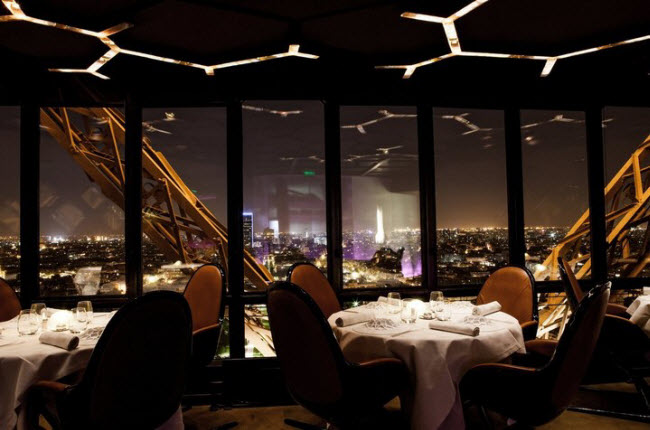 Le Jules Verne, Pháp: Nhà hàng của đầu bếp nổi tiếng thế giới Alain Ducasse nằm trên tháp Eiffel ở thành phố Paris. Tại đây, du khách sẽ có trải nghiệm khó quên với nhiều món ăn ngon và ngắm cảnh thành phố ban đêm.