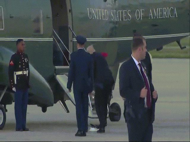 Video: Ông Trump đuổi theo mũ rơi nhặt giúp anh lính gác