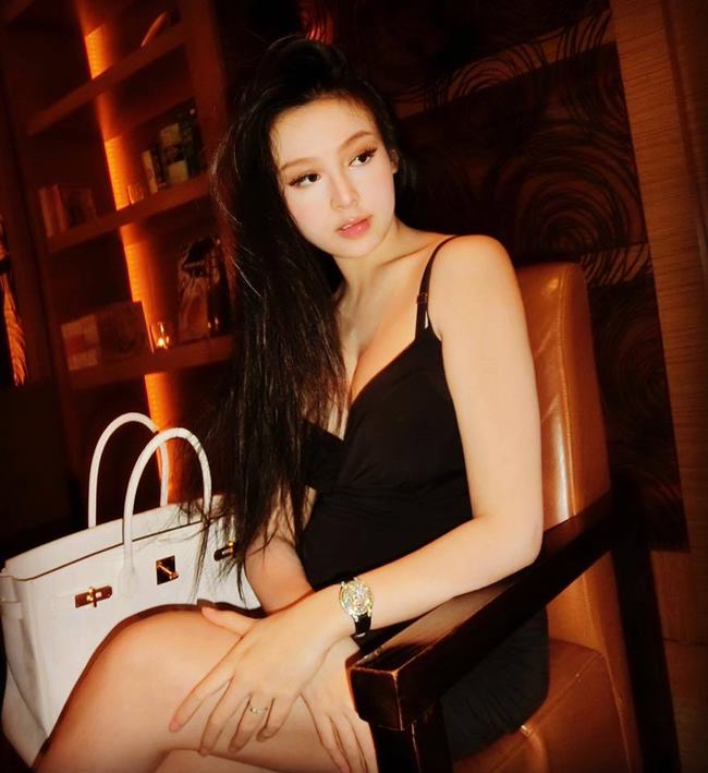 Dù mang thai 4 tháng, hot girl Hà thành vẫn được nhiều bạn bè khen ngợi có gương mặt xinh đẹp, vóc dáng thon gọn.