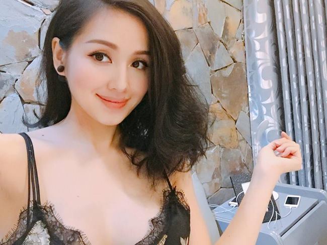 Hiện Tâm Tít đã ở tháng thứ 8 của thai kỳ, tuy nhiên khuôn mặt của cô vẫn rất xinh đẹp, chân tay thon gọn, không bị phù nề.