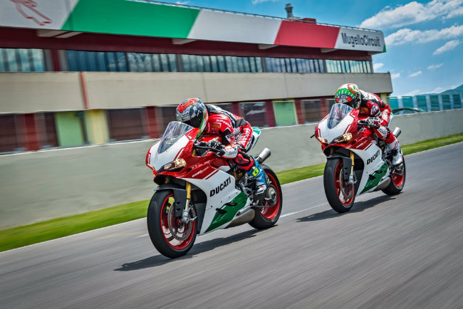 Được phát triển bởi Ducati Corse, cấu trúc liền thân cỡ nhỏ tích hợp hộp khí và đóng một vai trò quan trọng trong việc giúp trọng lượng khô của 1299 Panigale R Final Edition xuống chỉ còn 179 kg. Khung gầm được thiết lập trên phiên bản xe Ducati mới nhất này cũng tương tự như Panigale R, được đặc trưng bởi hệ thống treo cơ khí Ohlins với bộ phuộc Ohlins NIX30, giảm xóc sau TTX36.