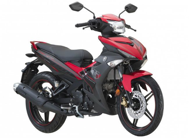 Cụ thể, 2017 Yamaha Y15ZR vẫn giữ mức giá 8.361 RM &#40;khoảng 44,26 triệu VNĐ&#41;. Ảnh Y15ZR bản màu đỏ.
