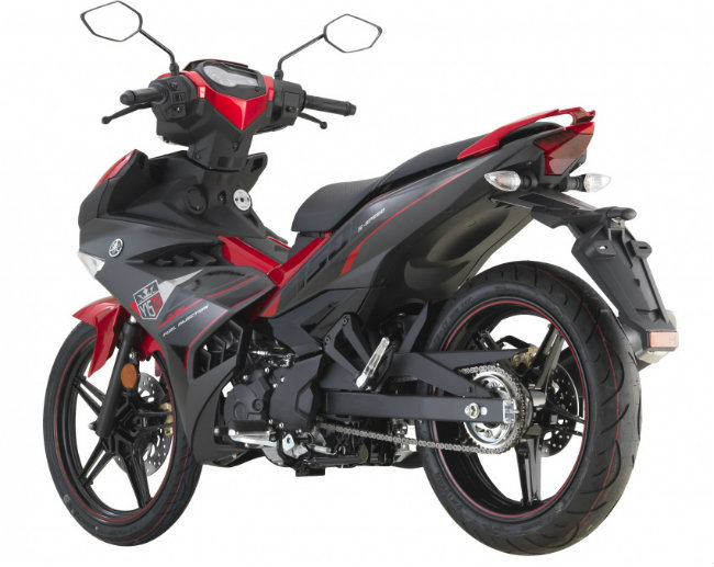 Các màu mới của xe là màu xanh da trời, màu đỏ và màu đen, trong khi các đồ họa được cập nhật đem lại Y15ZR có cảm giác thể thao hơn.