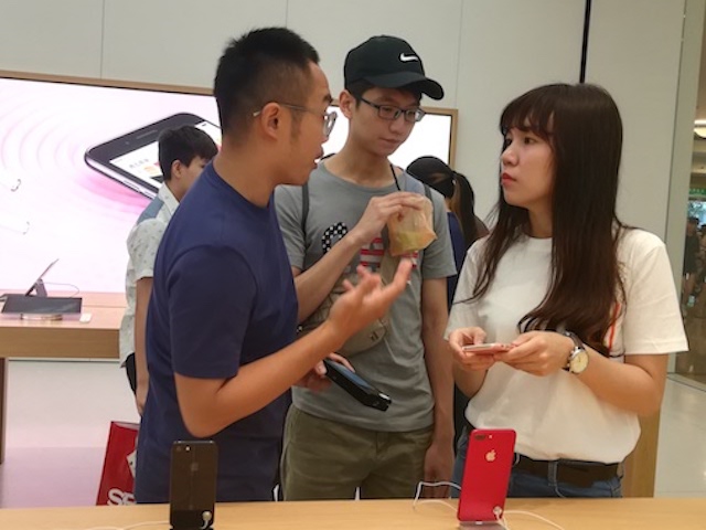 Ảnh: ”Đột nhập” cửa hàng Apple Store đầu tiên ở Đài Bắc