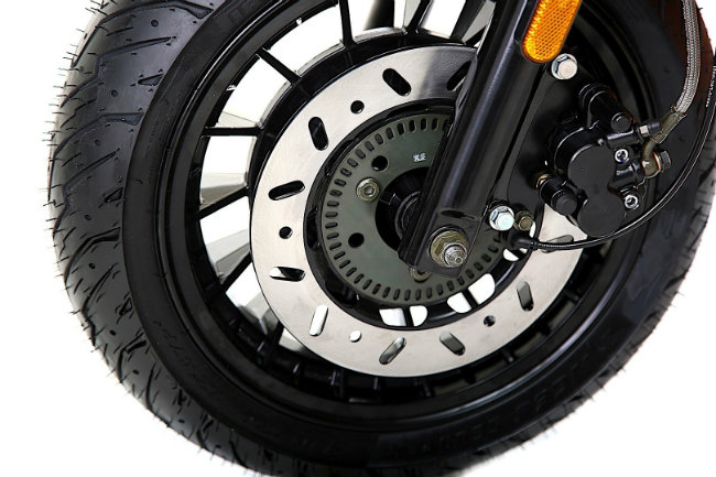 Một trong những tính năng mà Lambretta giới thiệu là tấm ốp bên hai lớp. Đó là một kiến trúc bán liền khối bằng thép dày 1,2 mm được lấy cảm hứng từ ngành công nghiệp hàng không. Hai phía bên xe được lắp các tấm ốp theo các hình dạng và màu sắc khác nhau. Công ty Lambretta còn dự định sẽ cung cấp một phiên bản xe ga chạy hoàn toàn bằng điện trong năm tới. Ảnh phanh đĩa trước của xe.