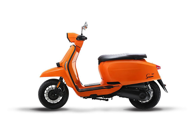 Lambretta trở lại Việt Nam từ năm 2011 với dòng xe LN125 có giá khá hơn 126 triệu đồng. Thế nhưng mẫu xe này vẫn chưa thể nào lấy lại được phong độ cho Lambretta ở thị trường Việt, chưa nói gì đến việc có khả năng sánh vai cùng với Vespa. Thế nhưng những động thái mới cho thấy, Lambretta có thể sẽ không bỏ cuộc cho cuộc hồi sinh lần này. Ảnh phiên bản màu cam.