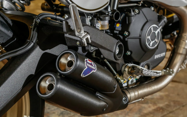 Cặp ống xả của Scrambler Cafe Racer.