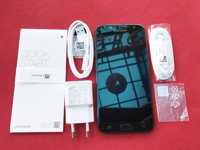 Samsung Galaxy J7 Pro mới được đựng trong một vỏ hộp màu xanh, được trang bị đầy đủ phụ kiện bao gồm tai nghe, dây cáp sạc, chân sạc, kim chọc SIM, và một quyển hướng dẫn sử dụng.