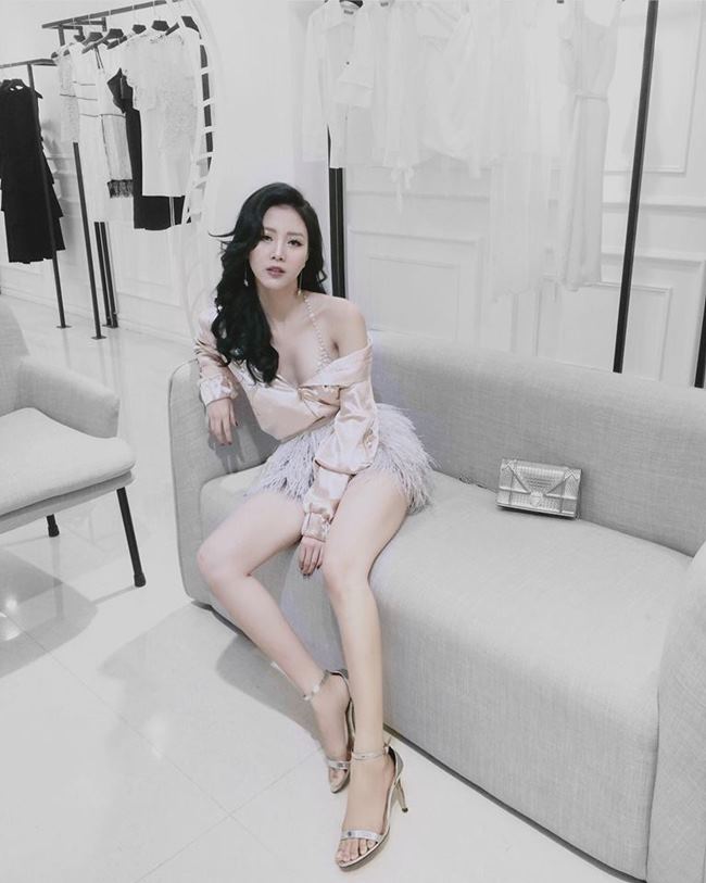 Ngọc Châm sở hữu chiều cao quyến rũ cùng số đo ba vòng gợi cảm, cô thường xuyên xuất hiện trong các trang phục kiệm vải.