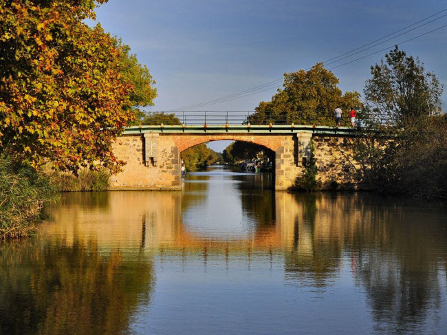 Trong suốt 200 năm sau khi hoàn thành, kênh đào Canal du Midi đóng vai trò quan trọng đối với hoạt động giao thương của người trồng lúa mì và nho ở vùng Languedoc.