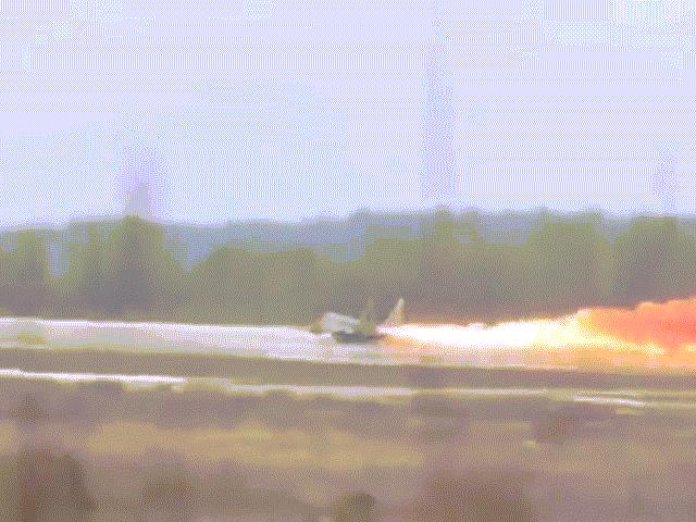Video: Chiến đấu cơ bốc cháy, phi công Nga thoát chết trong gang tấc
