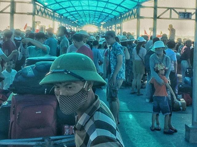 Hàng nghìn du khách mắc kẹt trên đảo Cô Tô do ảnh hưởng bão