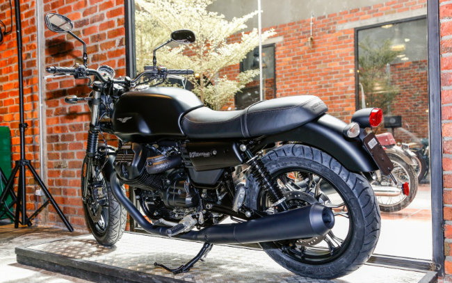 Thương hiệu môtô Ý Moto Guzzi vừa trở lại Malaysia và tạo quan hệ đối tác với hãng Piaggio khu vực Châu Á Thái Bình Dương và Didi Resources, khởi đầu với ba mẫu xe là Moto Guzzi V7 III Stone, V7 III Racer và V9 Roamer. Ảnh V7 III Stone.