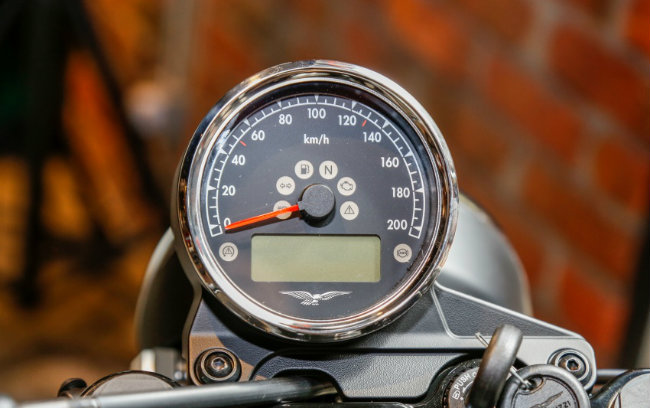 Với tư cách là một nhà phân phối mới cho Moto Guzzi, Didi Resourses đã đầu tư thành lập một trung tâm Moto Guzzi 3S ở Gasket Alley tại Petaling Jaya, Selangor. Ảnh đồng hồ của V7 III Stone.