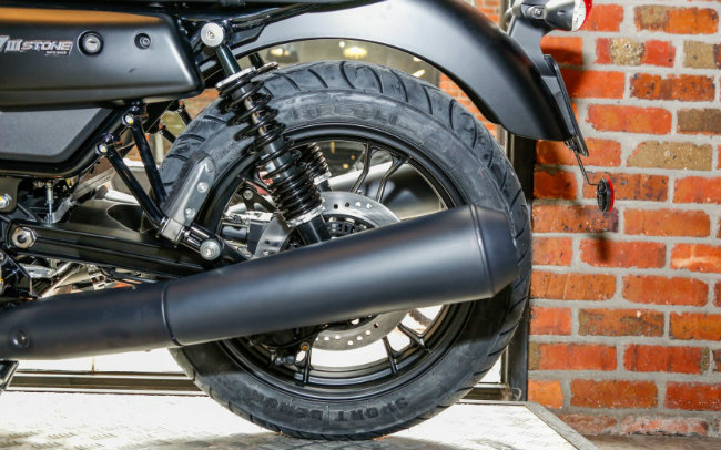Tiếp sau sự ra mắt của ba mẫu mô tô trên, Moto Guzzi sẽ sớm ra mắt tiếp các mẫu xe như V9 Bobber, V7 III Special, V7 III Anniversario. Ảnh bánh sau và ống xả của V7 III Stone.