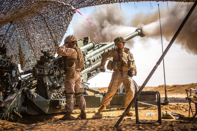 Đơn vị Viễn chinh số 11 của Lính thủy đánh bộ Mỹ bắn lựu pháo M777 Howitzer trong chiến dịch Operation Inherent Resolve ở miền bắc Syria.