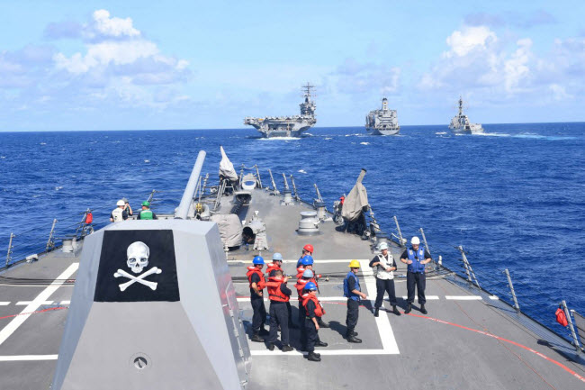 Tàu sân bay USS Nimitz &#40;CVN 68&#41; và tàu khu trục tên lửa dẫn đường USS Howard &#40;DDG 83&#41; tiến hành tiếp liệu trên biển từ tàu chở dầu USNS Yukon.