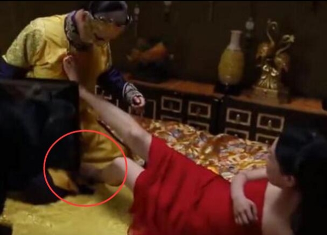 Không chỉ yêu nhau trong phim, cả hai còn là một cặp tình nhân ở ngoài đời nên diễn xuất rất ăn ý. Dương Tử không ngại đạp thẳng mặt vào bạn trai khi anh chàng có ý định cưỡng hôn mình.