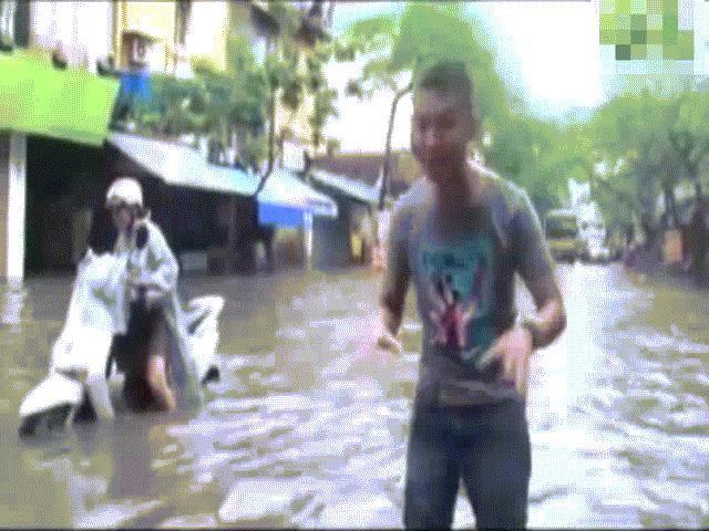 Clip: MƯU HÈN KẾ BẨN mùa mưa ngập