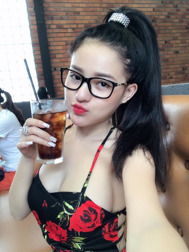 2. Võ Thị Ngọc Ngân năm nay mới 19 tuổi nhưng đã nổi đình đám trên mạng xã hội nhờ những lần mặc táo bạo, lớn trước tuổi.