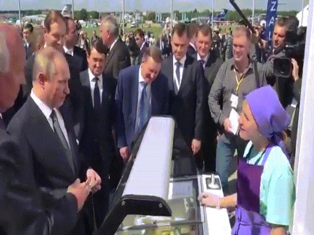 Video: Hành động bất ngờ của Putin khi thấy quầy bán kem