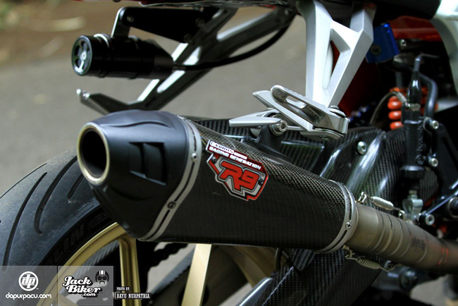 Ống pô Akrapovic và phủ carbon