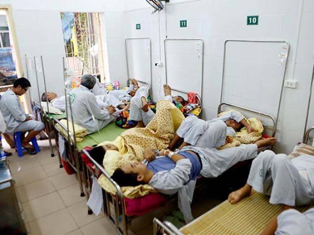 Bệnh nhân nằm chồng chéo vì sốt xuất huyết