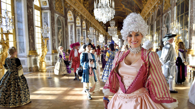 Tọa lạc ở phía nam của kinh đô ánh sáng Paris, Cung điện Versailles với vẻ đẹp choáng ngợp đã được Louis XIV biến đổi từ một trang viên săn bắn thành một lâu đài ngoạn mục. Nơi đây là thủ đô chính trị của triều đình Pháp từ năm 1682 đến năm 1789. Những khu vực nổi bật nhất trong cung điện là vườn tược với những bãi cỏ và đài phun nước được chăm chút tinh xảo, Đại sảnh Gương với 357 tấm gương cùng nhà nguyện tuyệt đẹp.