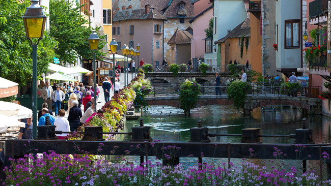 Nằm ở vùng Alps miền đông nam nước Pháp, thành phố Annecy còn được gọi là “Venice thu nhỏ” vì hệ thống kênh rạch nước xanh trong, tô điểm thêm bởi những cầu thang uốn khúc xinh đẹp. Tòa lâu đài cổ kính đẹp như tranh vẽ tọa lạc chính giữa một con kênh là một trong những địa điểm lãng mạn thu hút du khách nhất.